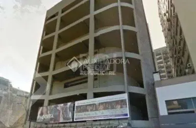 Garagem à venda no centro histórico com área de 10 m² disponível para compra.
