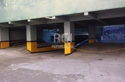 Garagem à venda no centro histórico com área útil de 12m² disponível para compra.