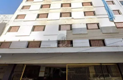 Garage à venda no centro histórico com área útil de 12 m² disponível para compra.