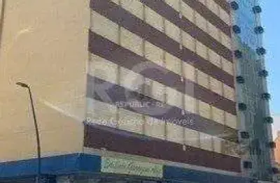 Garagem à venda no centro histórico com amplo espaço para suas necessidades.