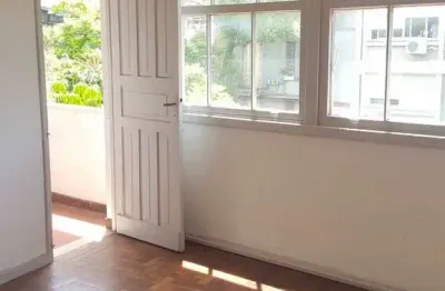 Apartamento à venda na cidade baixa com 65 m² e 2 dormitórios/quartos disponíveis.