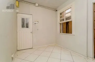 Apartamento à venda no centro histórico com 1 dormitório e 30 m² de área útil.