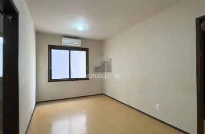 Apartamento à venda no centro histórico com 42m² e 1 dormitório/quarto disponível.
