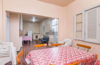 Apartamento à venda no centro histórico com 57m² e 2 dormitórios/quartos disponíveis.