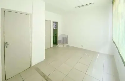 Escritório à venda no centro histórico com 50 m² de área útil disponível.