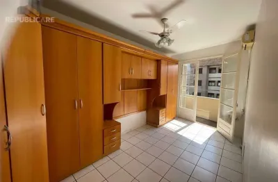 Apartamento à venda na cidade baixa com 68m² e 2 dormitórios/quartos disponíveis.