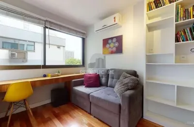 Apartamento à venda no centro histórico com 1 dormitório e 29 m² de área útil.