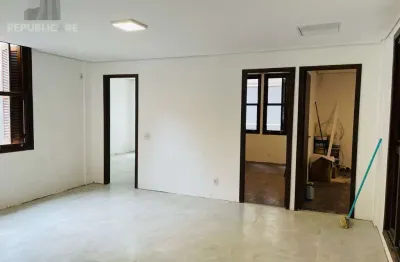 Casa residencial à venda no centro com 3 dormitórios e 106 m² de área útil.