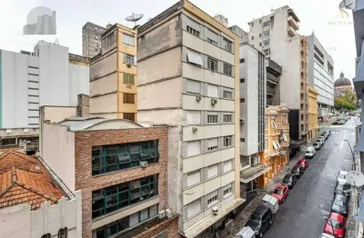 Apartamento à venda no centro histórico com 51m² e 1 dormitório/quarto disponível.