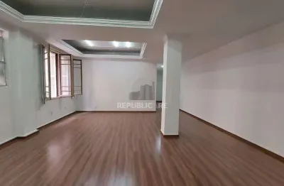 Apartamento à venda no centro histórico com 121 m² e 2 dormitórios/quartos disponíveis.