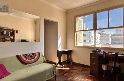 Apartamento à venda no centro histórico com 54 m² e 1 dormitório/quartos disponíveis.