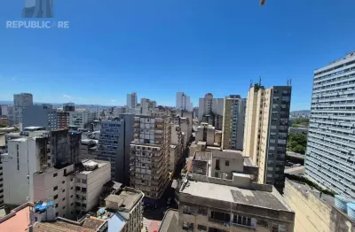 Apartamento à venda no centro histórico com 52 m² e 1 dormitório/quarto disponível.