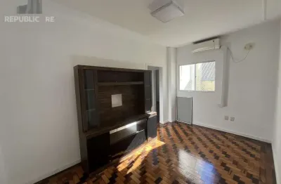 Apartamento à venda no centro histórico com 58 m² e 2 dormitórios/quartos disponíveis.