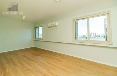 Apartamento à venda no centro histórico com 30m² e 1 dormitório/quarto disponível.