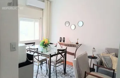 Apartamento à venda no centro histórico com 46 m² e 1 dormitório/quarto disponível.