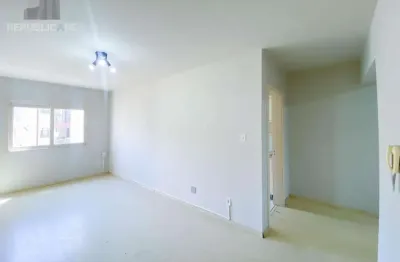 Apartamento para alugar no centro histórico com 64 m² e 2 dormitórios/quartos.