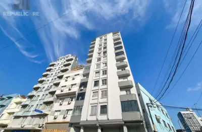 Apartamento à venda no centro, 28 m² com 1 quarto/dormitório disponível.