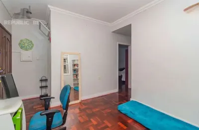 Apartamento à venda no bairro menino deus com 49 m² e 2 dormitórios/quartos.