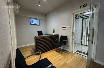 Escritório à venda no centro histórico com 54 m² de área útil disponível.