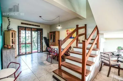 Casa de condomínio à venda no bairro guarujá com 2 dormitórios e 166 m² úteis.