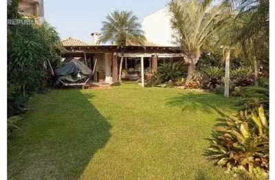 Casa residencial à venda no bairro Courhasa com 838 m² e 2 dormitórios/quartos.