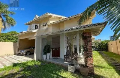 Casa residencial à venda no Centro com 361 m² e 3 dormitórios/quartos disponíveis.