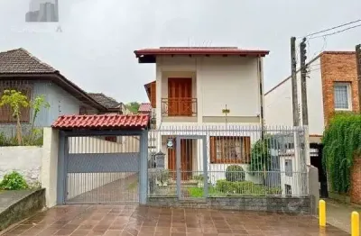 Casa residencial à venda no bairro Tristeza com 240 m² e 3 dormitórios/quartos.