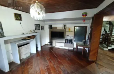 Casa residencial à venda no bairro Nonoai com 420 m² e 3 dormitórios/quartos.