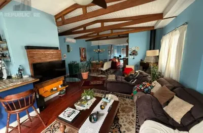 Cobertura à venda no bairro Moinhos de Vento com 300m² e 2 dormitórios/quartos.