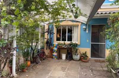 Casa em condomínio à venda no bairro Humaitá com 23 m² e 3 quartos/dormitórios.