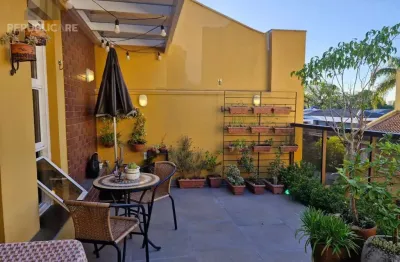 Casa de condomínio à venda com 3 dormitórios no bairro Medianeira e 166 m² úteis