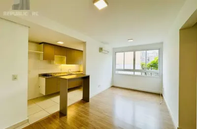 Apartamento à venda no bairro Petrópolis com 3 dormitórios e 65 m² de área útil.
