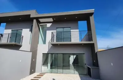 Sobrado com 3 quartos sendo 2 suítes no bairro itacolomi - balneário piçarras