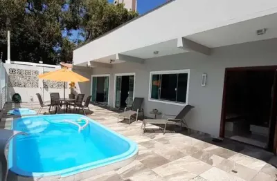 Casa com 2 quartos sendo 1 suíte no centro de balneário piçarras - sc