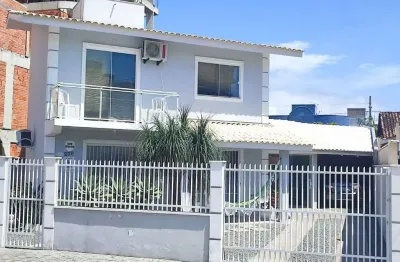 Linda casa 3 dormitórios com suíte a poucos metros do mar com amplo terreno.