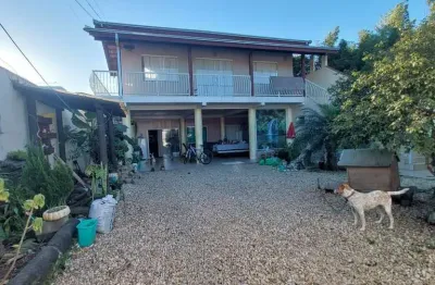Casa em balneário piçarras, com mais de 150m2 e um amplo terreno