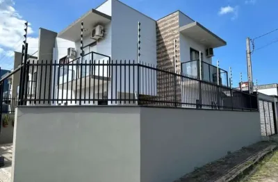 Sobrado com 3 dorm. sendo 1 suíte em itajuba a 500 metros da praia