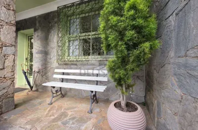 Muito aconchegante essa casa vai te surpreender! estilo colonial muito charmosa com um belo quintal gramado e jardins com pinheiro. agende sua visita!