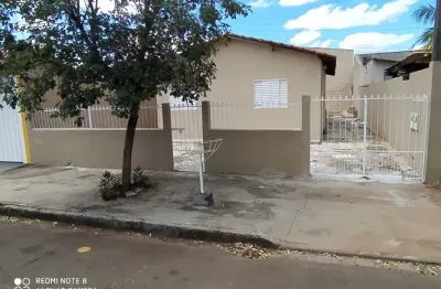 Aluga-se casa com 3 quartos e garagem no jd paraty londrina-pr