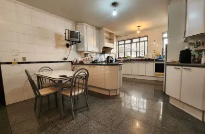 Sobrado muito espaçoso à venda no jardim chapadão, para moradia ou comercio!