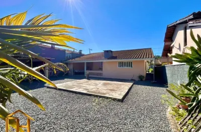 Excelente casa em processo de averbação com 3 quartos, sendo 1 suíte com closet no bairro vila nova