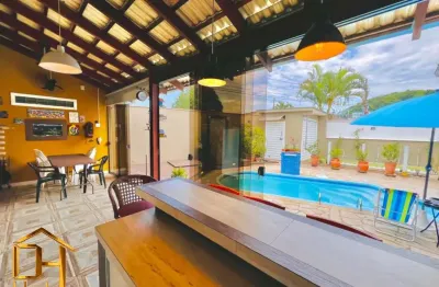 Casa plana com 3 quartos, área de festas com churrasqueira e piscina, localizada no bairro boa vista em joinville