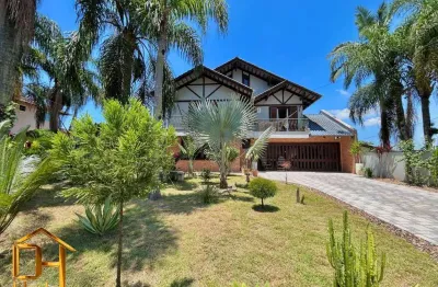 Casa averbada com 4 quartos, sendo 1 suíte master e amplo terreno no bom retiro