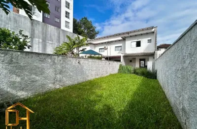 Sobrado geminado no santo antônio com amplo terreno de fundos, 2 vagas, 1 suíte + 2 quartos