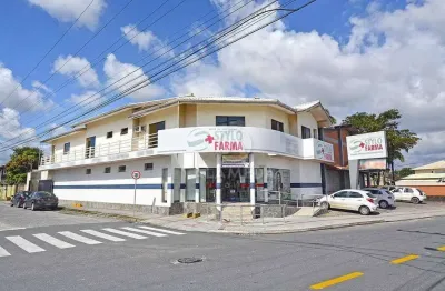 Prédio comercial de esquina, em região de corredor de passagem em gaspar