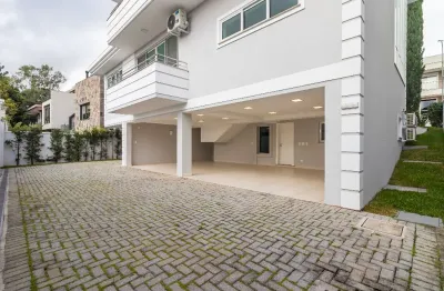 Casa em condomínio com 4 suiítes no bairro uberaba em curitiba