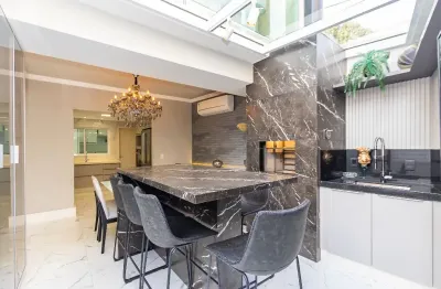 Sobrado com 3 quartos em condomínio à venda no bairro uberaba em curitiba.