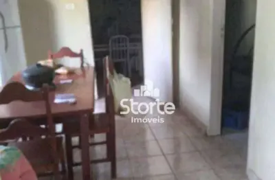 Terreno com duas casas simples à venda, +/-120m² por r$ 380.000 - presidente roosevelt - uberlândia/mg