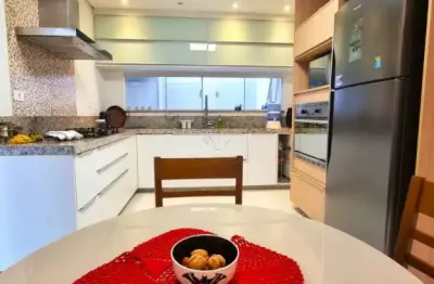 Deslumbrante sobrado de 2 andares com 4 quartos sendo 1 suíte e 3 banheiros a venda - 226,01 metros quadrados.