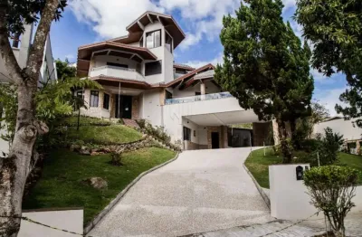 Linda casa em condomínio fechado com 5 dormitórios sendo 4 suítes, 700 metros de área construída, com uma bela piscina e churrasqueira.